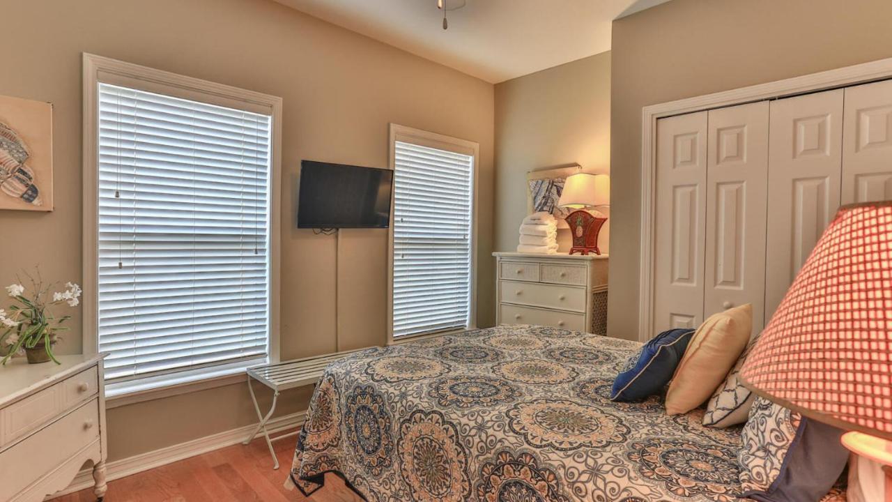 Biglows Bungalow - About A Quarter Mile To Private Neighborhood Beach Access, Pet Friendly, Community Pool Destin Kültér fotó